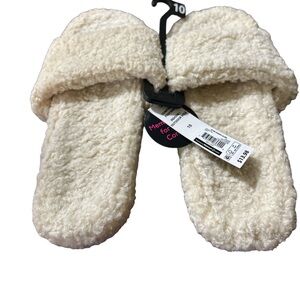 Size 10, new tags, memory foam slippers no boundaries